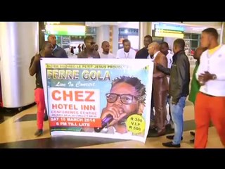 Arrivée de Ferre Gola à Johannesburg pour son concert très contesté par les combattants