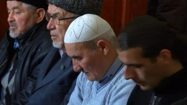 Crimean Tatars hold Friday prayers, pledge to boycott referendum