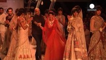 Los vestidos de novia de Tarun Tahiliani recorren la pasarela de Bombay