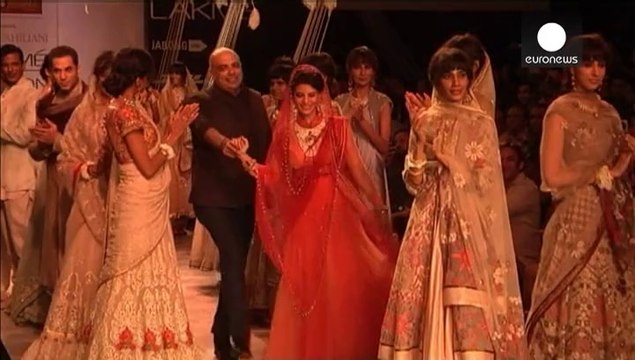 Los vestidos de novia de Tarun Tahiliani recorren la pasarela de Bombay