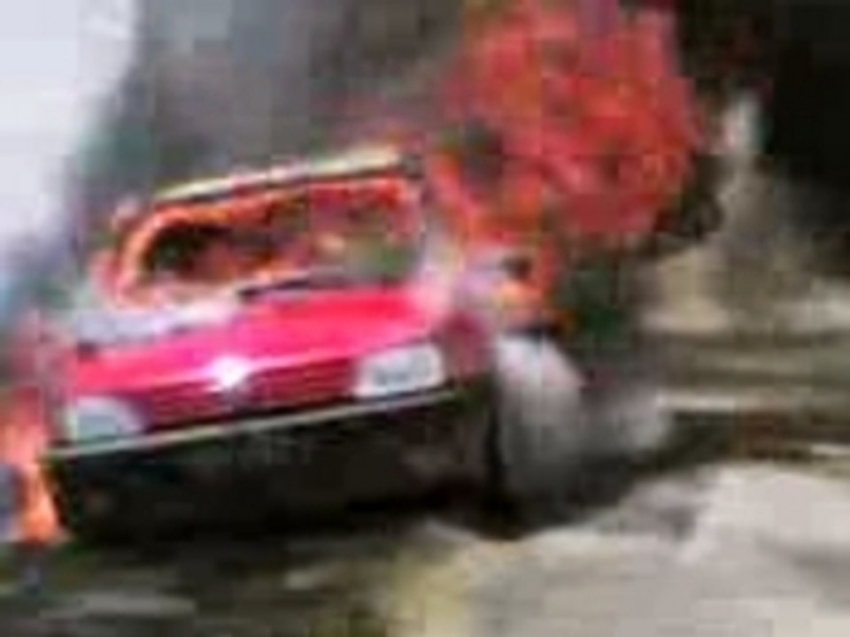 Voiture en Feu Impressionnant