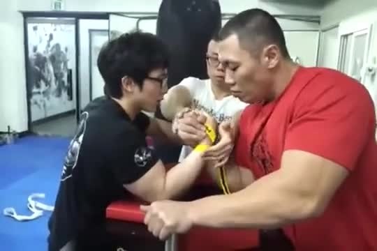 76kg vs 130 kg : Champion de bras de fer