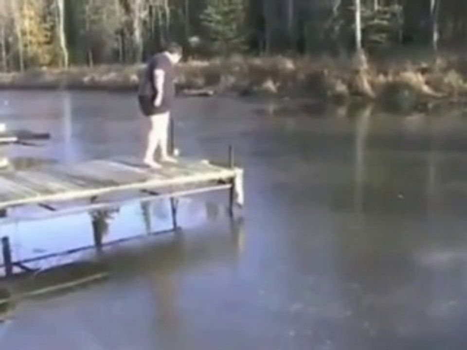 gordao pula no lago congelado
