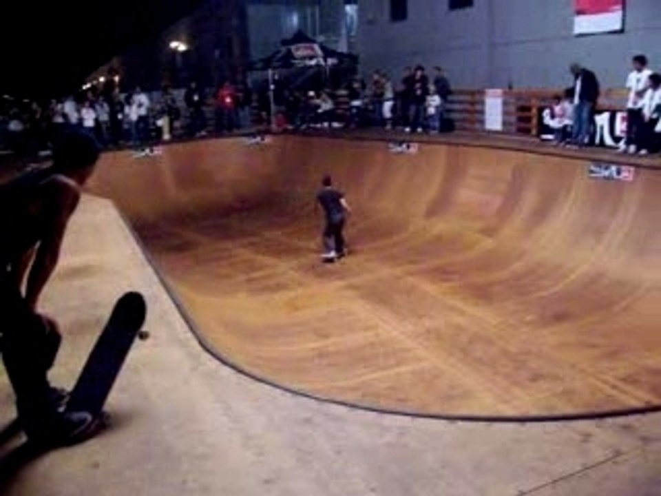 Skating the bowl