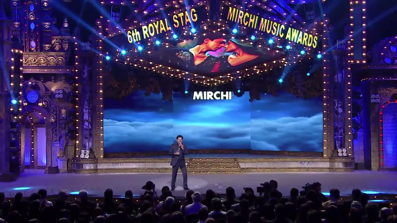 Udit Narayan gives a dedication to Shahrukh Khan in his style