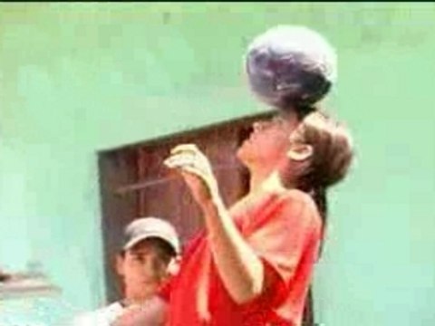 PUB Nike football-breakdance