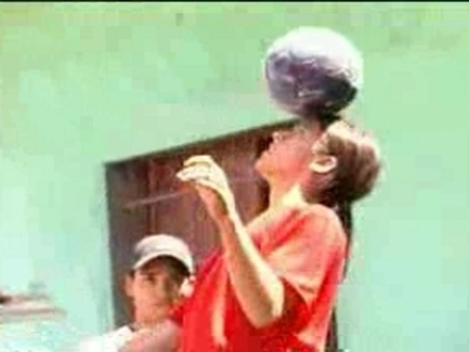 PUB Nike football-breakdance