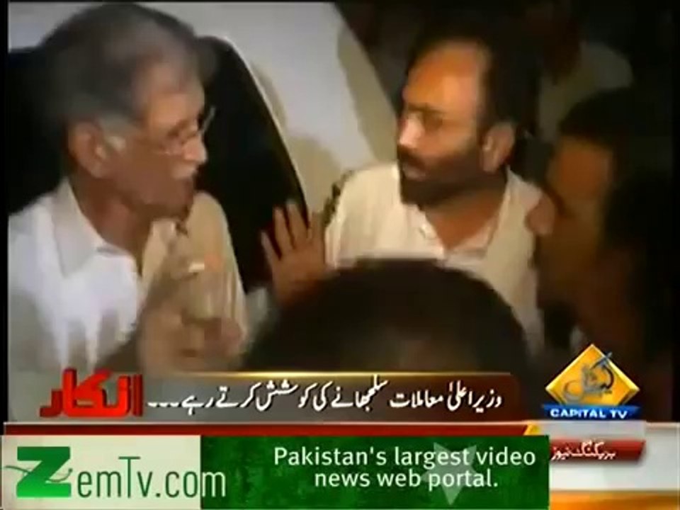 KPK CM Pervez Khatak Fight with Doctors at Peshawar Hospital - Must Watch
