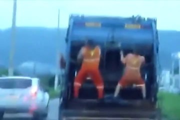Vine İstanbul Awesome  Striptiz  Dancing Garbageman ! 2014