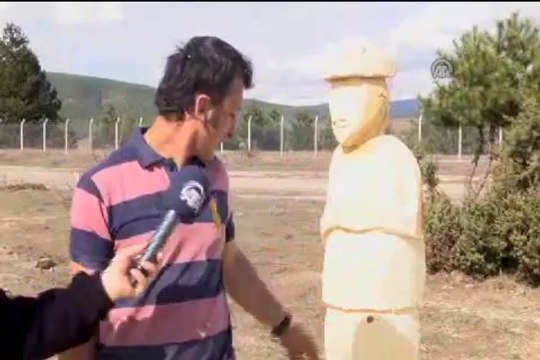 Ağaç kesme motoruyla heykel yapıyor