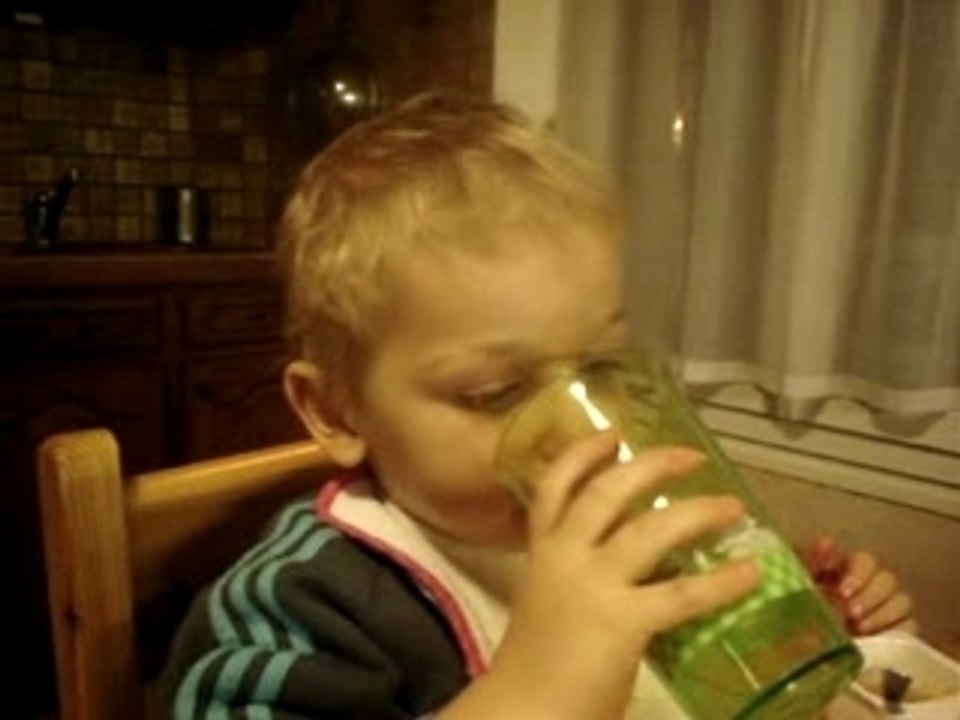 Nino boit au verre et Lily dit non