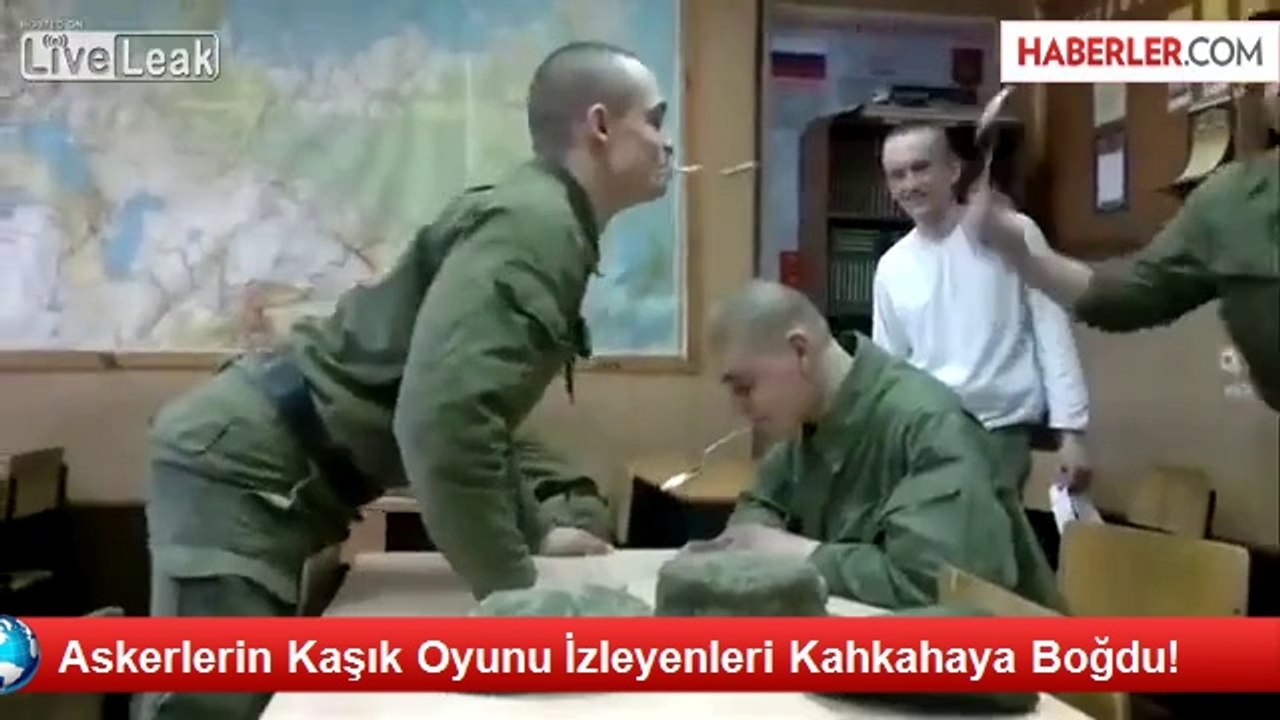 Askerlerin Kaşık Oyunu İzleyenleri Kahkahaya Boğdu