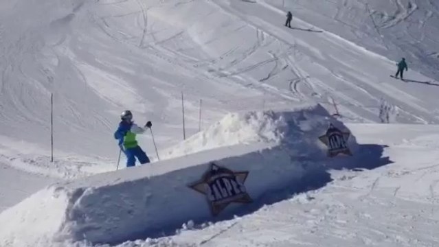 Chute à ski très drôle sur le tremplin. Les Deux Alpes