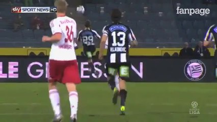 La colossale papera del portiere: palla sotto le gambe su retropassaggio