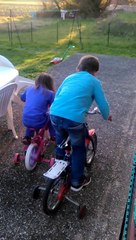 Jimmy et Kimy font du vélo