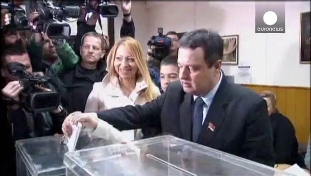 El liberal europeista Vucic arrasa en las elecciones legislativas de Serbia, según las primeras estimaciones