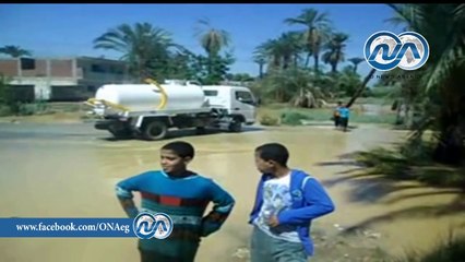 شاهد .. مسئول يتخلي عن ملابسه الرسمية لإنقاذ قرى البداري بأسيوط من السيول