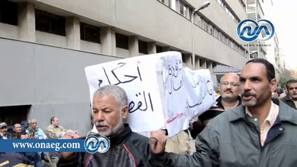 العمال يرفعون نعش رمزي لإعلان وفاة أحكام خصخصة الشركات