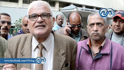 عمال متعصمون أمام " الوزراء" يهددون بإشعال النيران فى أنفسهم ويحملون منصورالمسئولية