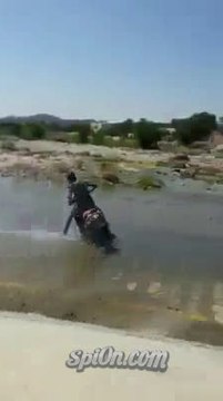 Scooter glisse en 360° sur une flaque d'eau