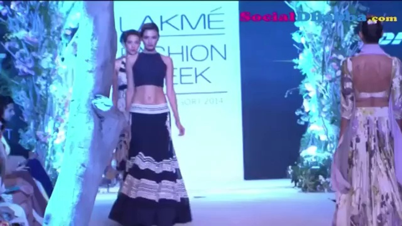 Sonakshi Sinha walks the ramp for Manish Malhotra at LFW 2014