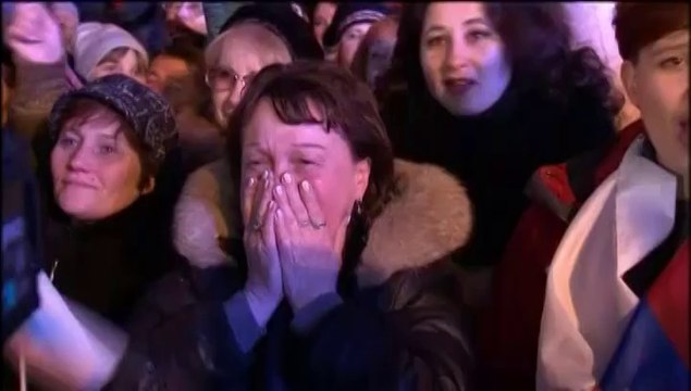 Hymne et drapeaux russes : la Crimée fête le oui à la Russie