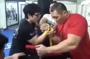 Crazy arm wrestling fight... Little guy Vs giant guy