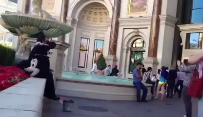 So funny girl fail : fall in the fountain!