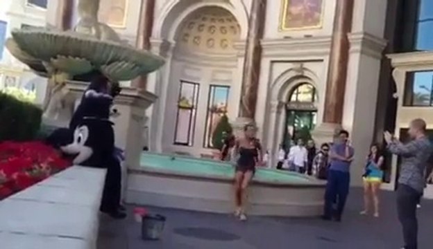 Elle Pose pour la photo et tombe dans la fontaine... Trop marrant!