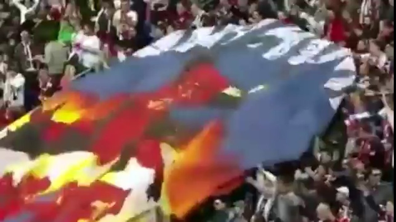 Thierry Henry célèbre son but en prenant la caméra !