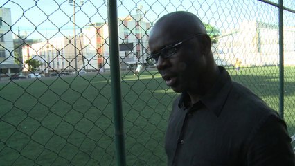 Brésil: Lilian Thuram dans une favela de Rio pour parler racisme