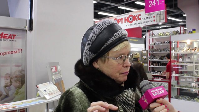 Довольные покупатели в ТЦ Мебельный Базар.