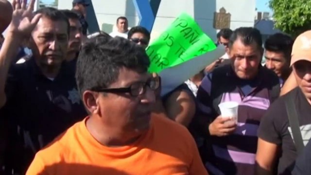 Striking Mexican police in clashes with fellow officers