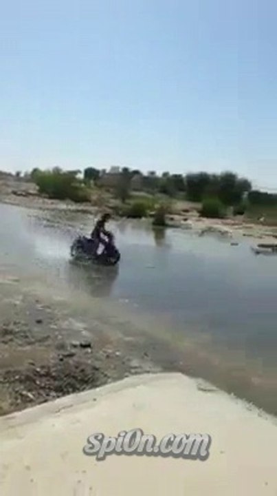Drift à 360° en scooter sur une flaque d’eau !