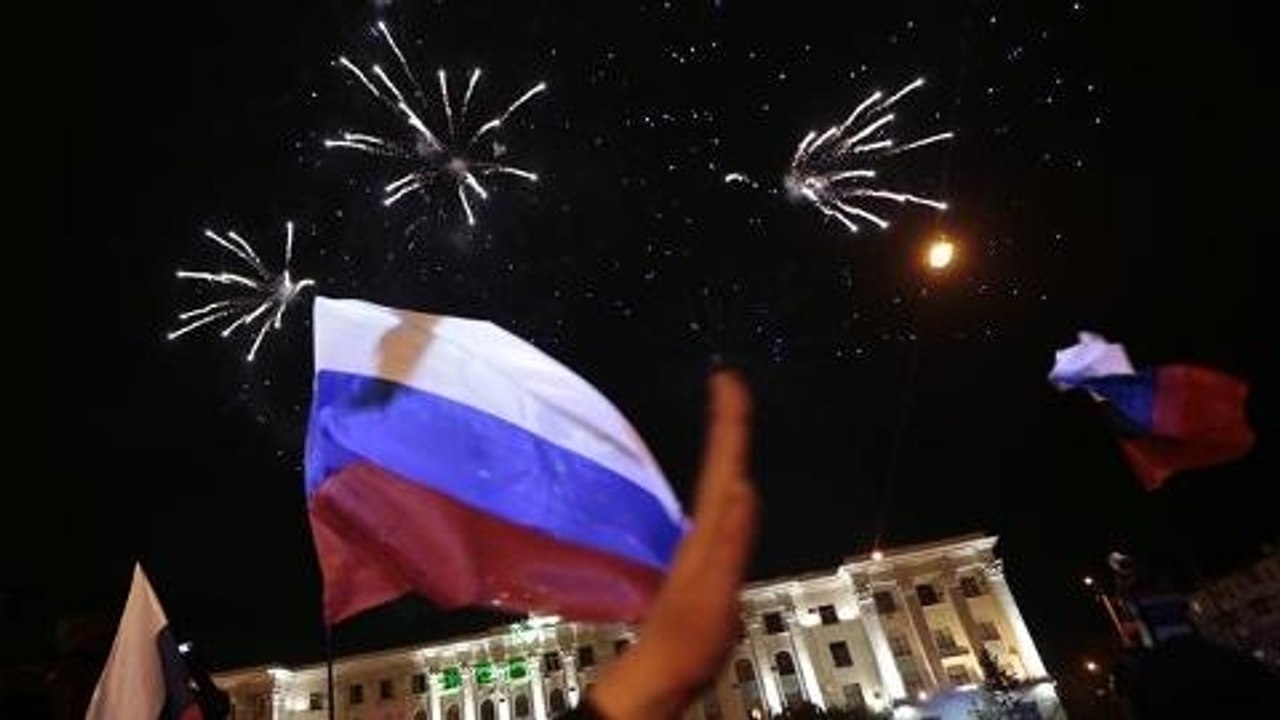 Crimeans 'vote to join Russia'