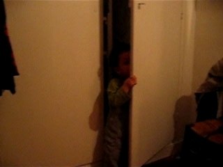 samy joue a cache cache