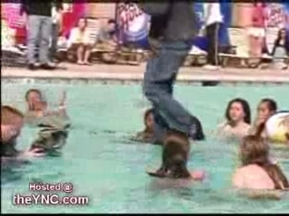 ce gars marche sur l'eau !!