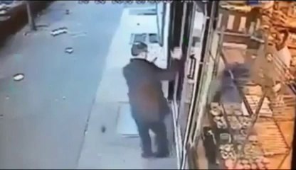 Descargar video: Shop Door right in his face...Epic FAIL