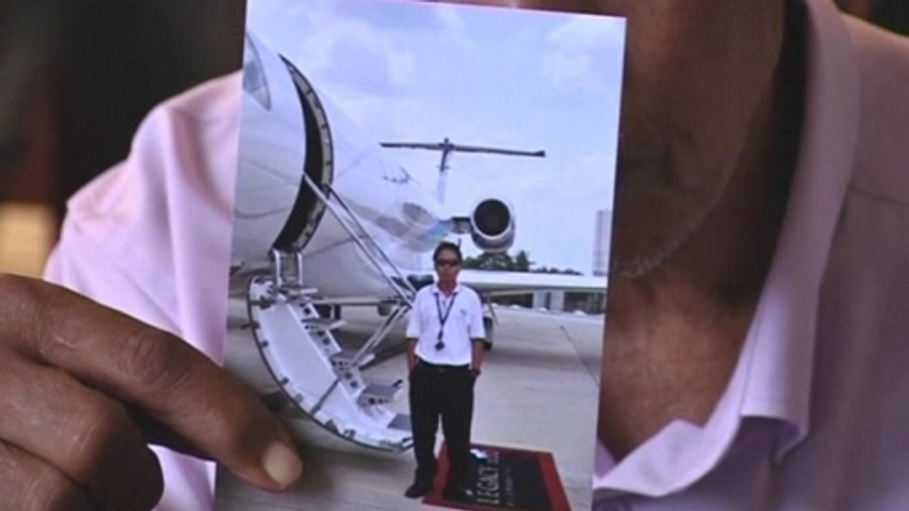 Missing plane: supporters defend staff integrity
