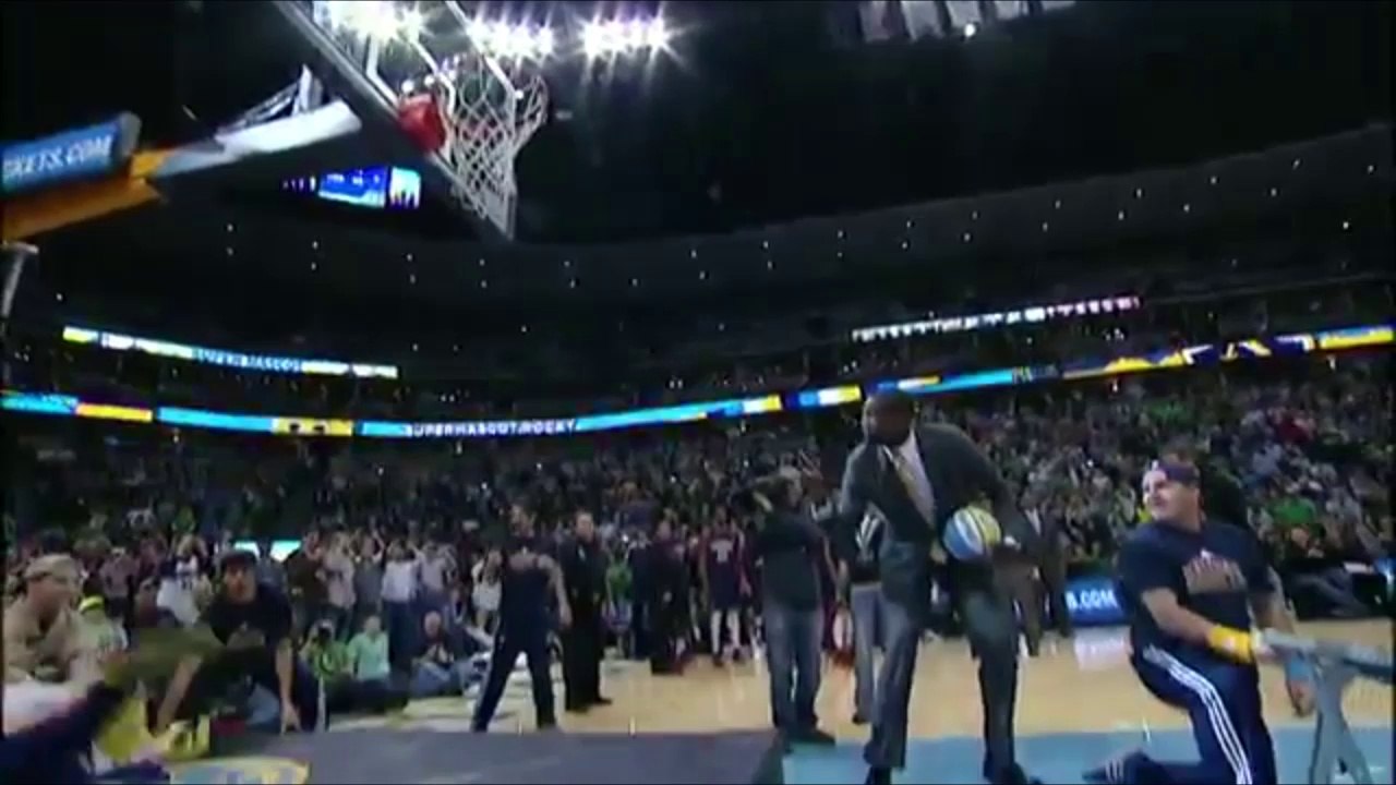 NBA: Une mascotte à deux doigts du saut de l'ange