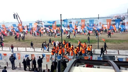 İZMİRLİLER BAŞBAKAN ERDOĞAN'A BÖYLE KOŞTU