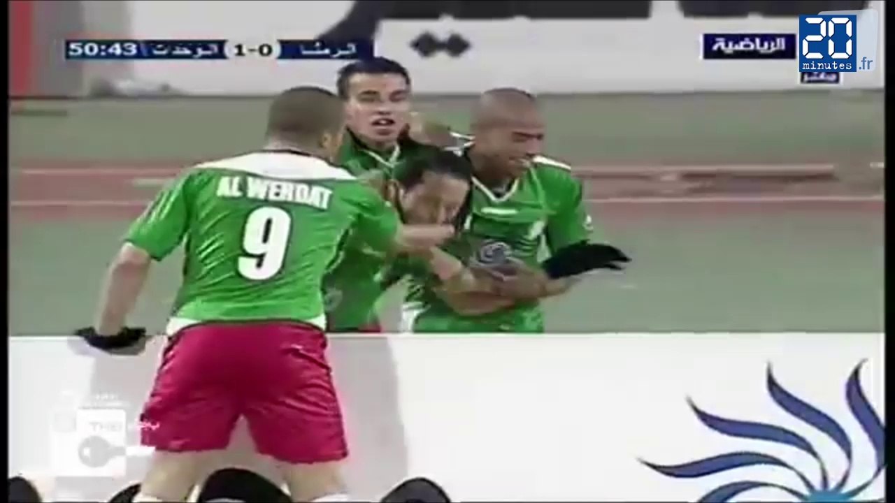 Il marque d’une aile de pigeon à 30 mètres des buts