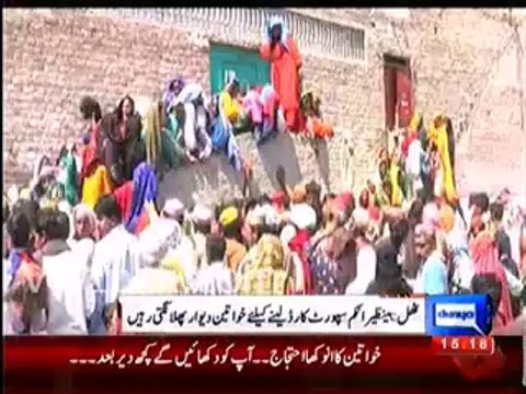 Sindh - Women climbed on walls to get Benazir Income Support Card