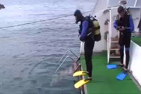 Suyun 18 metre altında Türk bayrağı açtılar