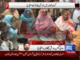 women protest in a unique style