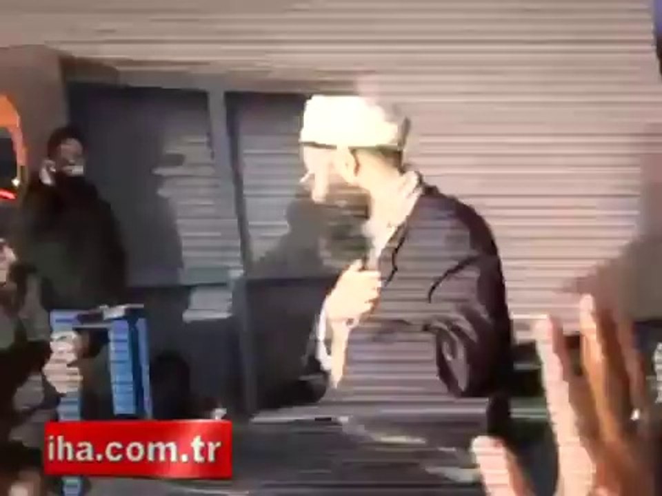 Cübbeli Ahmet Hoca Efendi Metris Önünde Bekleyen sevenleri Selamladı