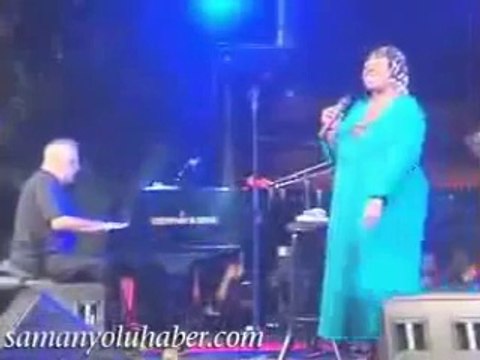 Ezanı Duyunca Konseri Yarıda Kesen GayriMüslim Sanatçı Allah Hidayet nasib Etsin