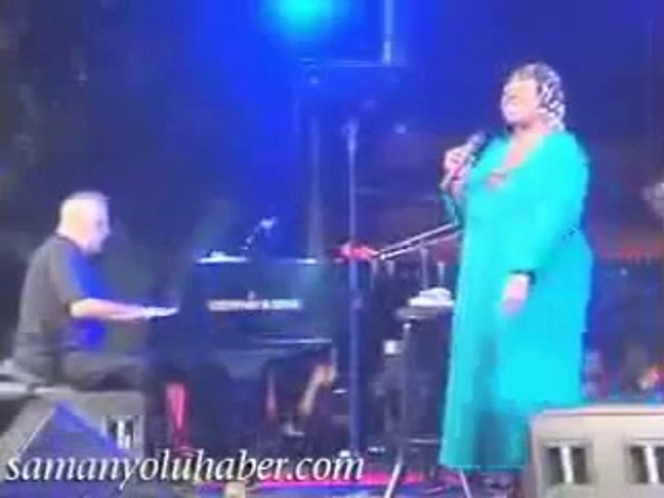 Ezanı Duyunca Konseri Yarıda Kesen GayriMüslim Sanatçı Allah Hidayet nasib Etsin