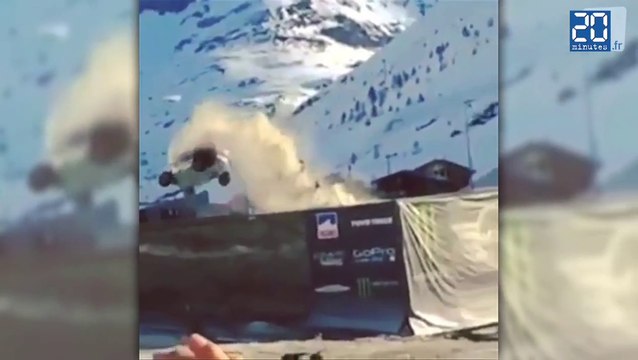 Énorme crash après un saut en voiture