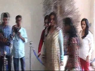 Vidya Balan goes for pregnant pause